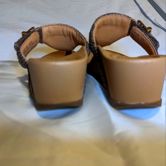 Aetrex  size 7, Tan ,2 inch wedge Sandal - Picture 3 of 5